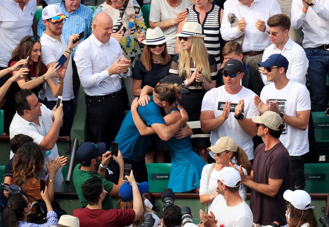 Simona Halepová se po triumfu na French Open objímá se svými rodiči