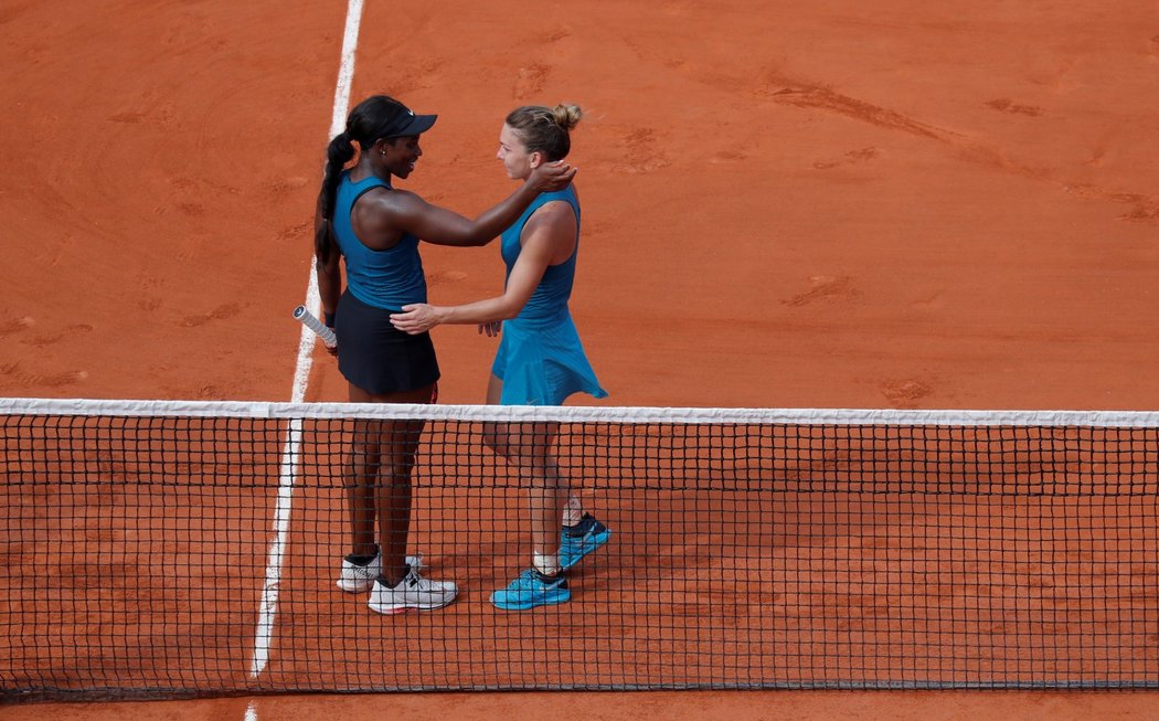 Sloane Stephensová gratuluje Simoně Halepové k triumfu ve finále French Open