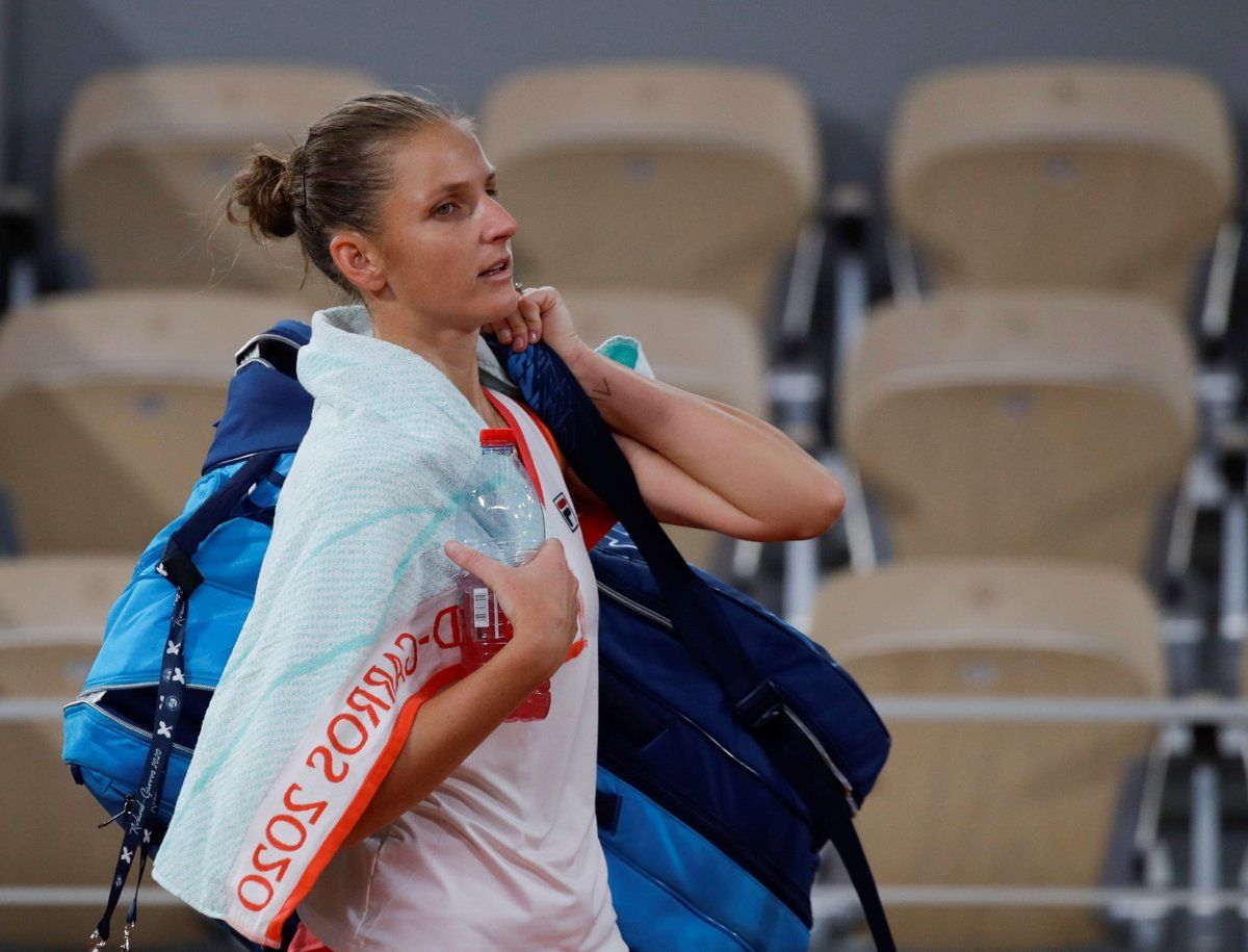 Česká tenistka Karolína Plíšková opouští kurt na French Open po vyřazení ve druhém kole