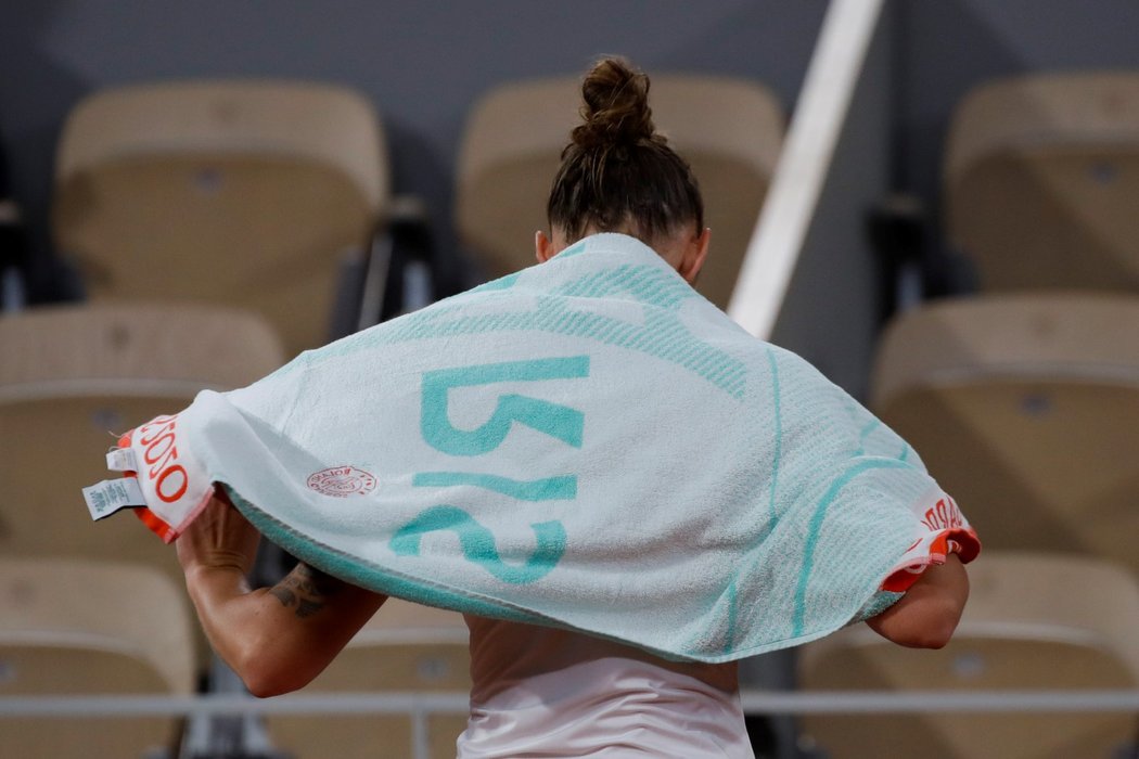 Česká tenistka Karolína Plíšková opouští kurt na French Open po vyřazení ve druhém kole