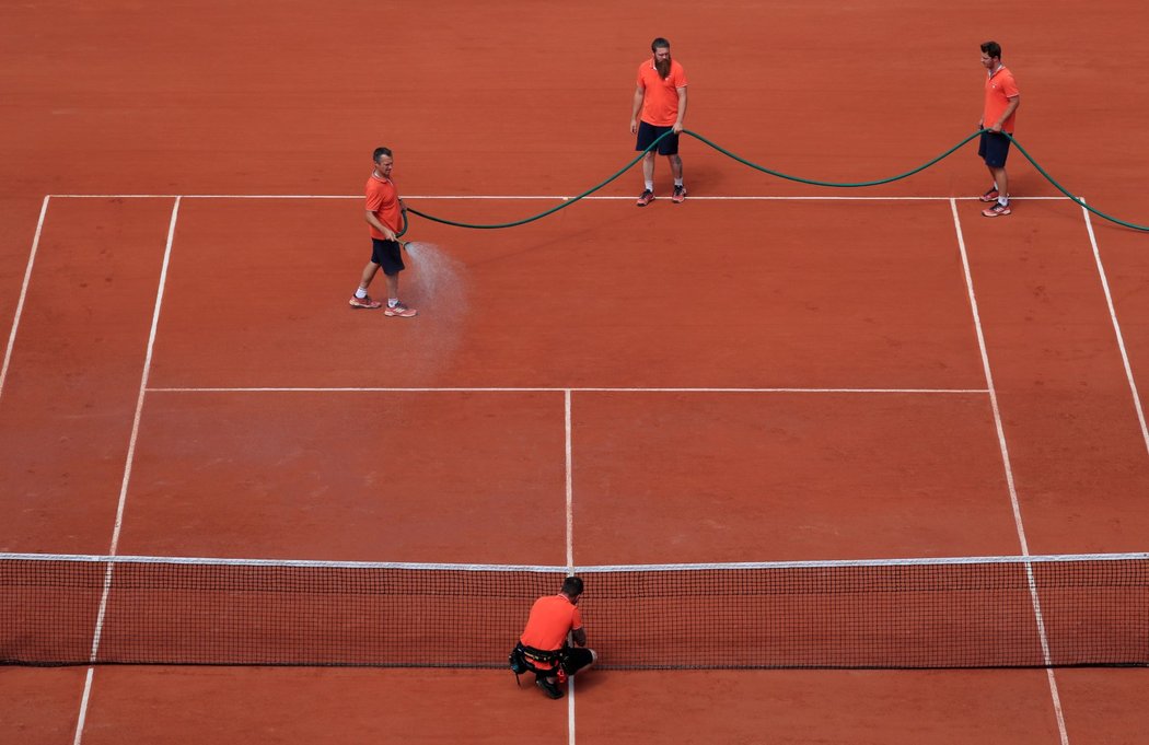 Pořadatelé v akci! O kurty na French Open je řádně postaráno