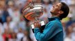 Španělský tenista Rafael Nadal přebírá trofej pro šampiona French Open