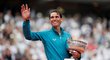 Rafael Nadal mává fanouškům po vítězství na antukovém Roland Garros