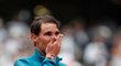 Dojatý Rafael Nadal při vítězné ceremonii na antukovém Roland Garros