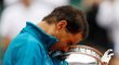 Dojatý Rafael Nadal se laská s trofejí pro šampiona tenisového French Open