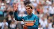 Štastný Rafael Nadal mává fanouškům po zisku 11. titulu na French Open
