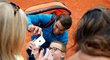 Rafael Nadal se po triumfu na French Open ochotně fotil i s malými fanoušky