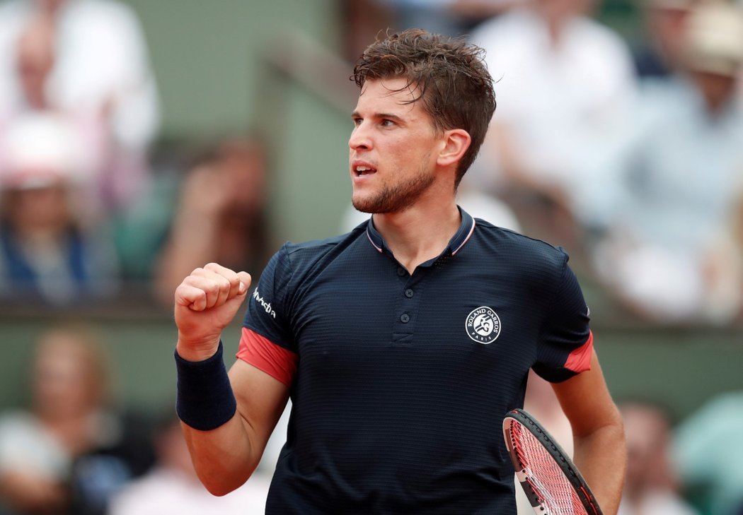 Dominic Thiem se povzbuzuje po vítězném míči ve finále French Open proti Rafaelu Nadalovi