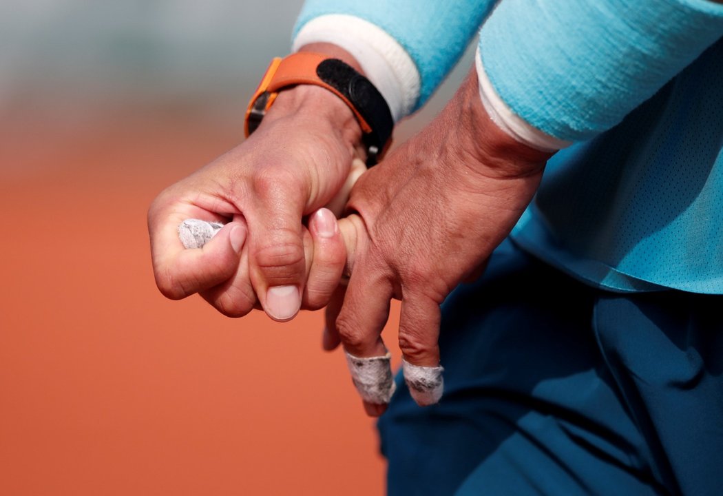 Nadala ve třetím setu finále French Open postihly křeče do levé ruky 