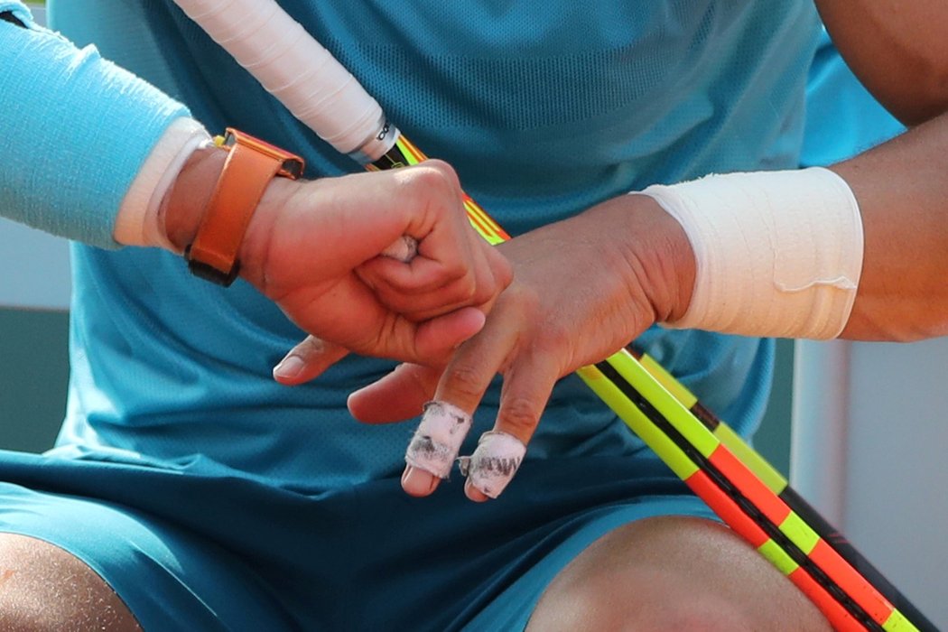 Nadala ve třetím setu finále French Open postihly křeče do levé ruky 