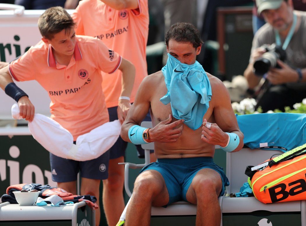 Rafael Nadal hrál finále French Open na hraně vyčerpání, v Paříži vládlo velké vedro a dusno