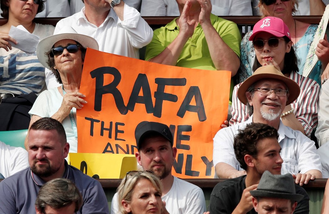 Fanoušci Rafaela Nadala při finále tenisového French Open