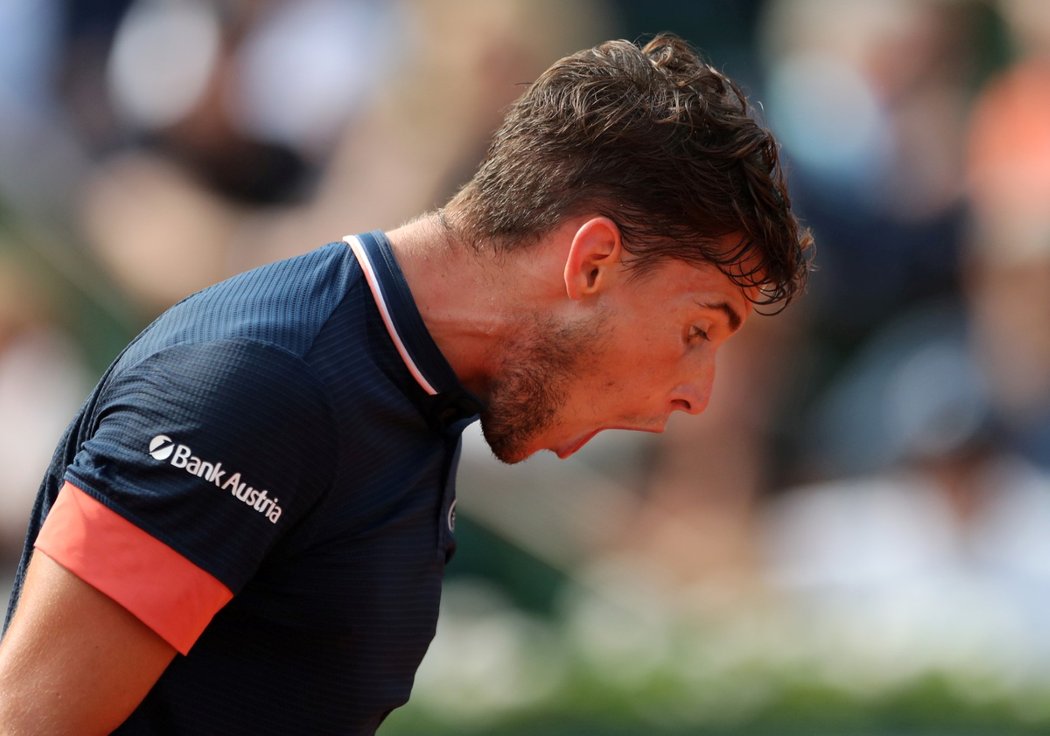 Rakouský tenista Dominic Thiem se povzbuzuje během finále French Open proti Rafaelu Nadalovi