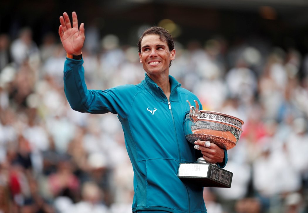 Rafael Nadal mává fanouškům po vítězství na antukovém Roland Garros