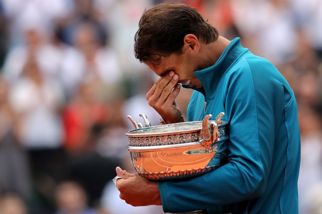 Rafael Nadal vybojoval jedenáctý titul na French Open a přemohlo ho dojetí