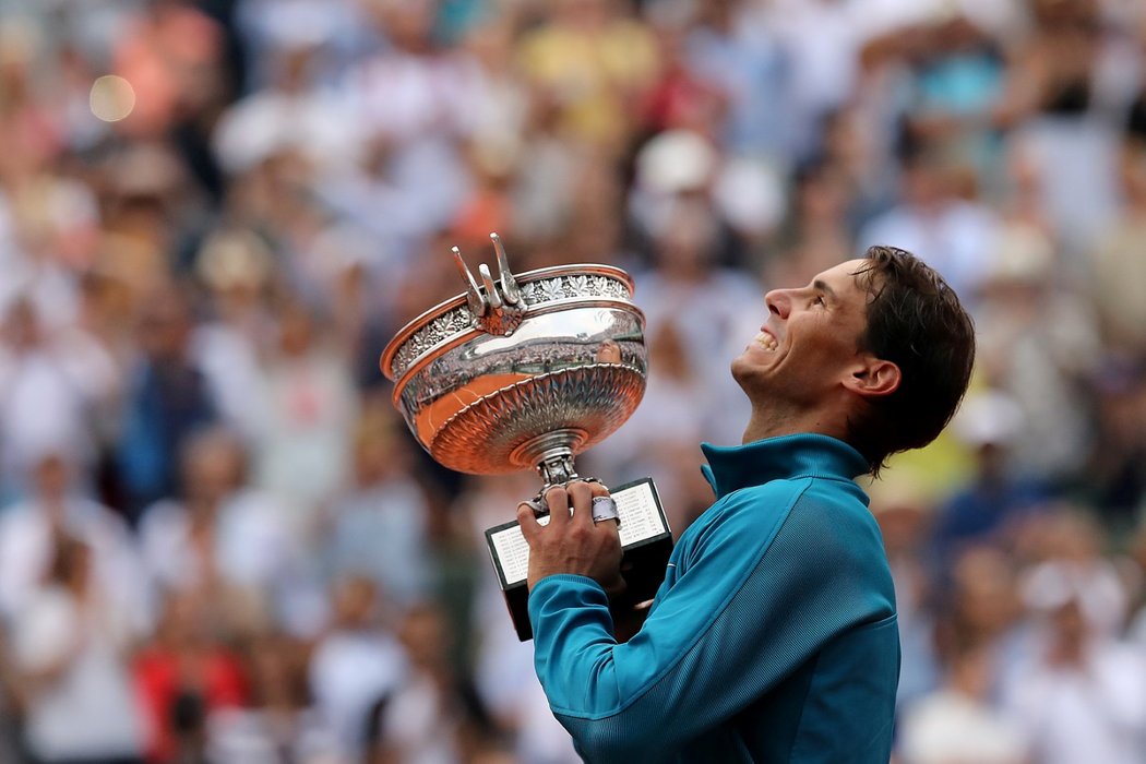 Španělský tenista Rafael Nadal přebírá trofej pro šampiona French Open