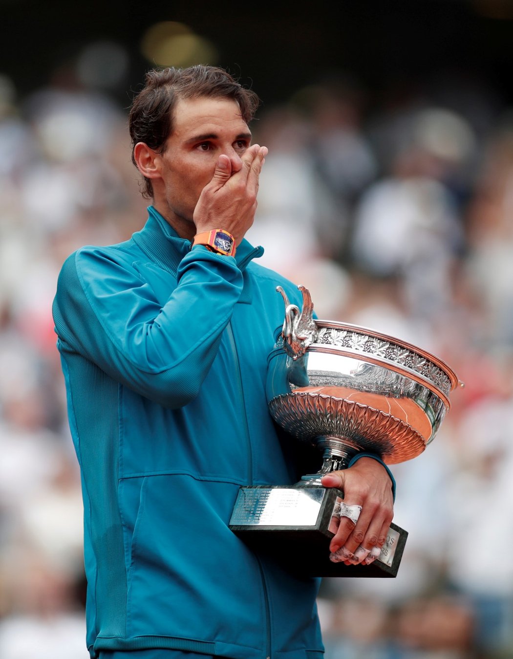 Dojatý Rafael Nadal při vítězné ceremonii na antukovém Roland Garros