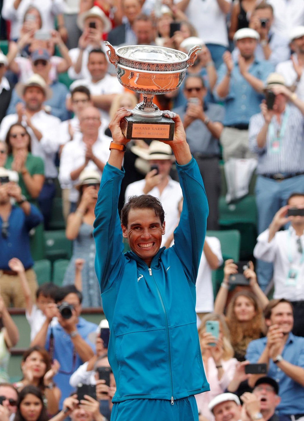 Španělský tenista Rafael Nadal převzal pojedenácté trofej pro vítěze French Open