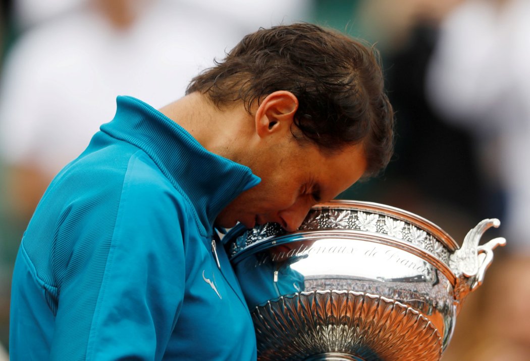 Dojatý Rafael Nadal se laská s trofejí pro šampiona tenisového French Open