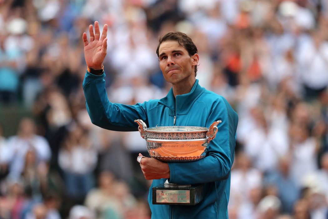 Štastný Rafael Nadal mává fanouškům po zisku 11. titulu na French Open