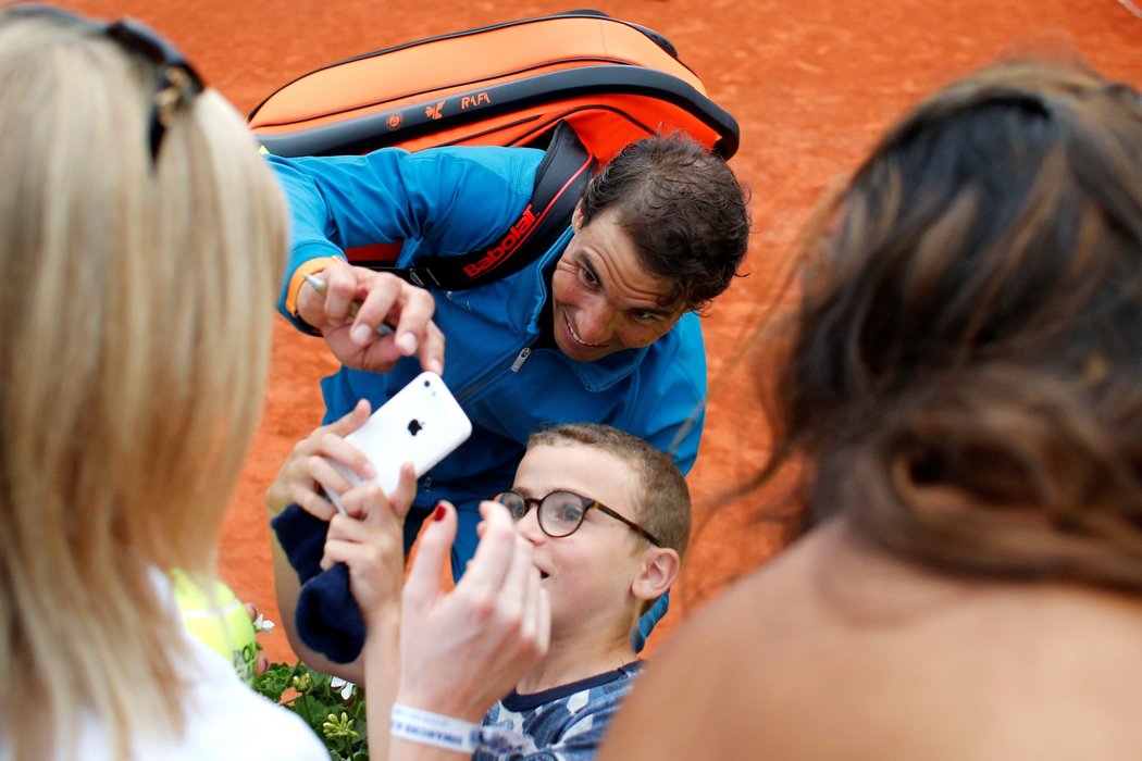 Rafael Nadal se po triumfu na French Open ochotně fotil i s malými fanoušky