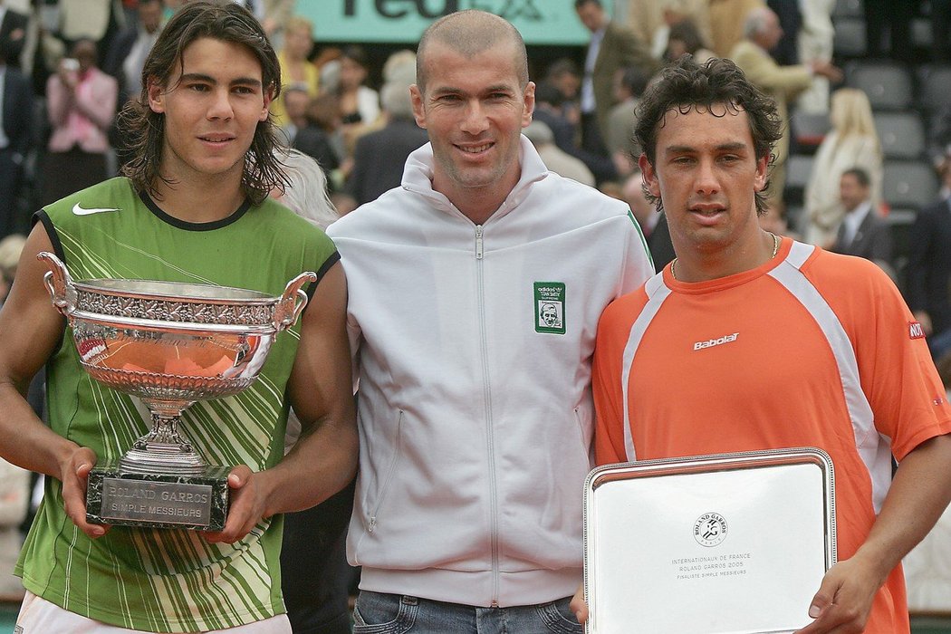 Zinedine Zidane předal Rafaelu Nadalovi v roce 2005 první trofej pro vítěze French Open. Vpravo poražený Mariano Puerta