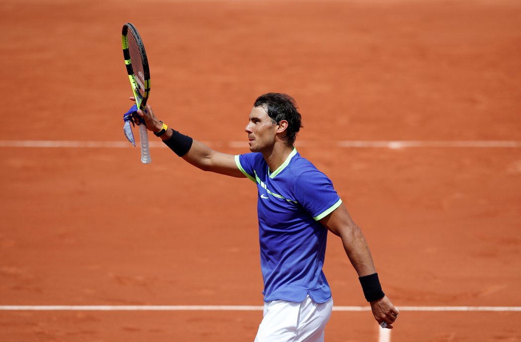 Španělský tenista Rafael Nadal děkuje fanouškům po výhře v osmifinále French Open