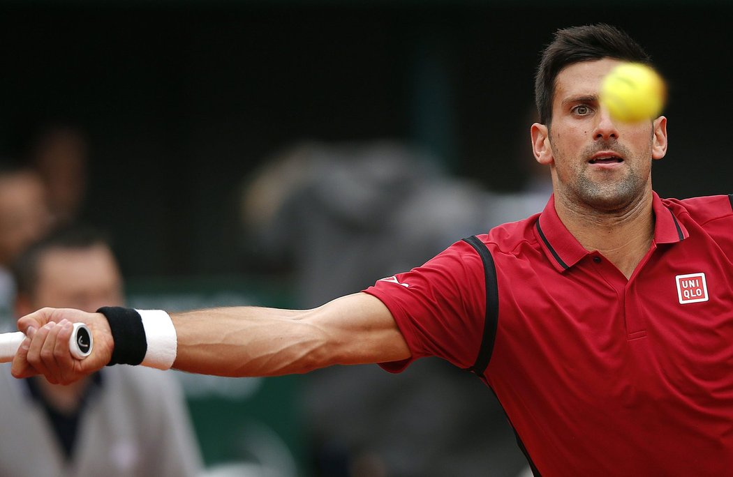 Novak Djokovič se natahuje po returnu