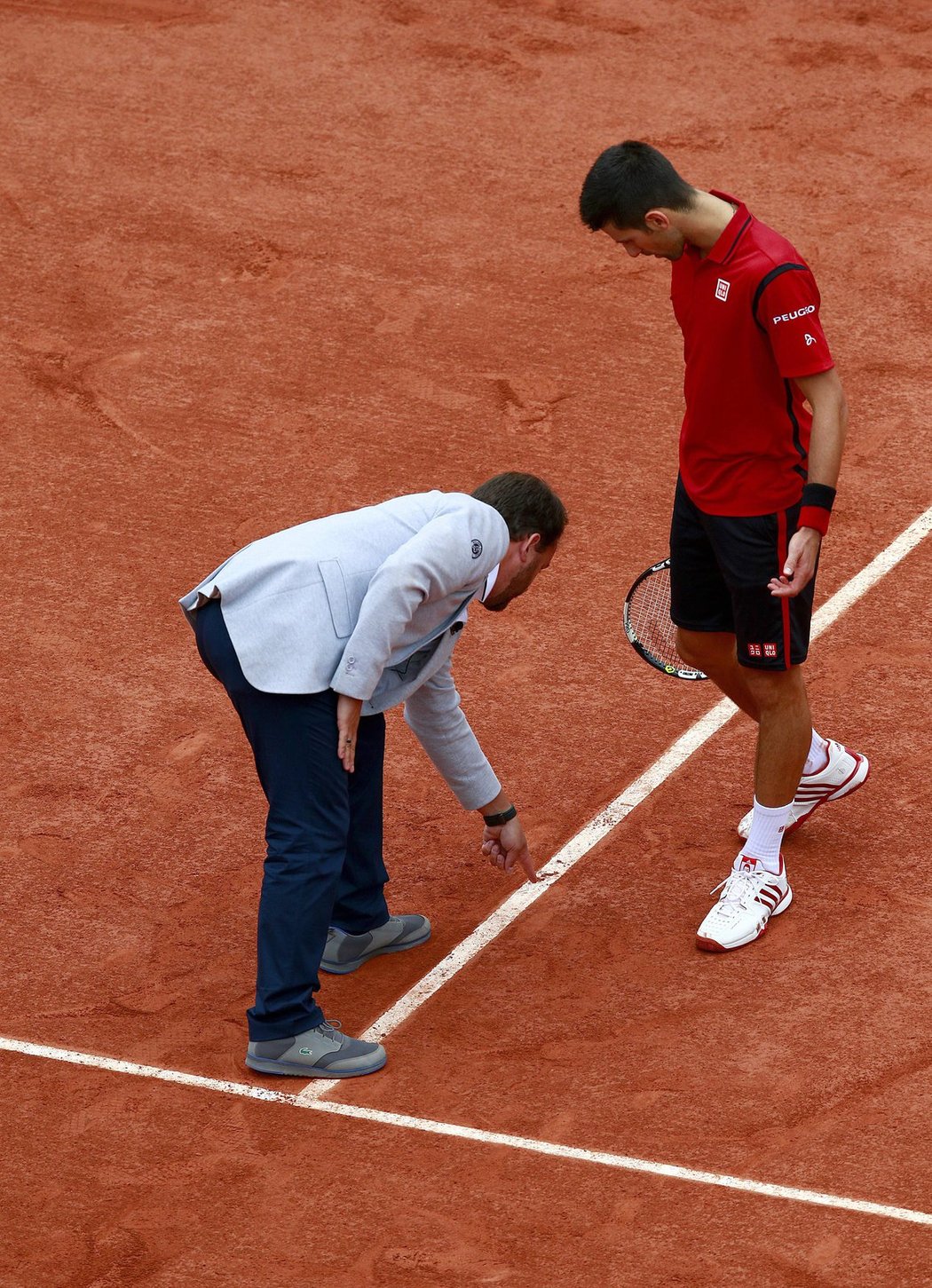 Novak Djokovič v diskusi s hlavním rozhodčím