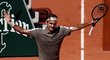 Roger Federer ani v osmifinále French Open proti Leonardu Mayerovi neztratil set a postoupil už mezi osm nejlepších