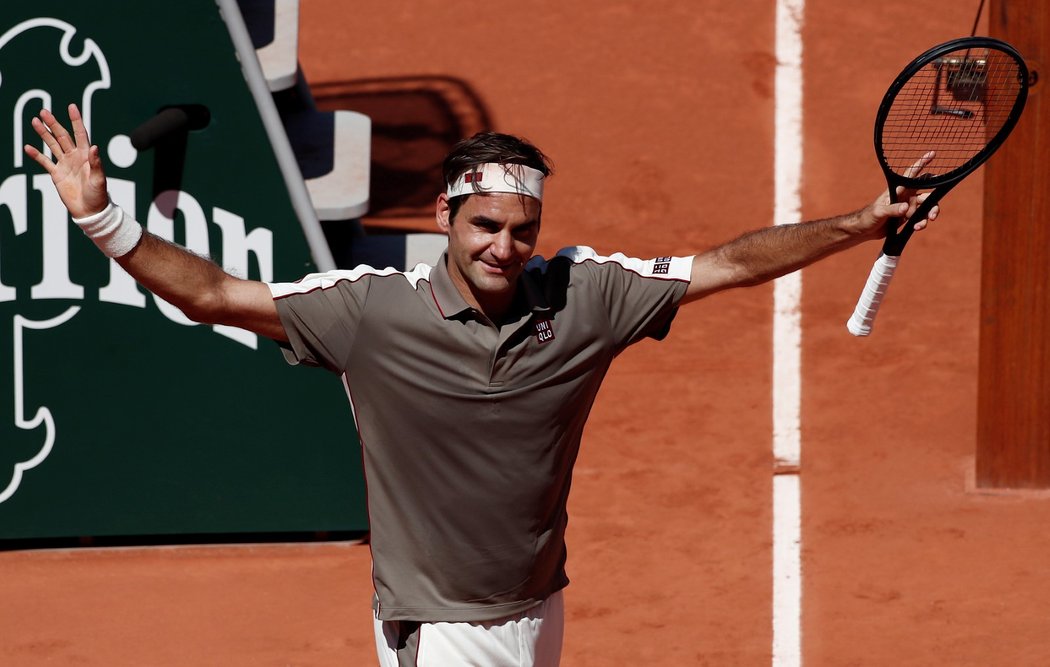 Roger Federer ani v osmifinále French Open proti Leonardu Mayerovi neztratil set a postoupil už mezi osm nejlepších