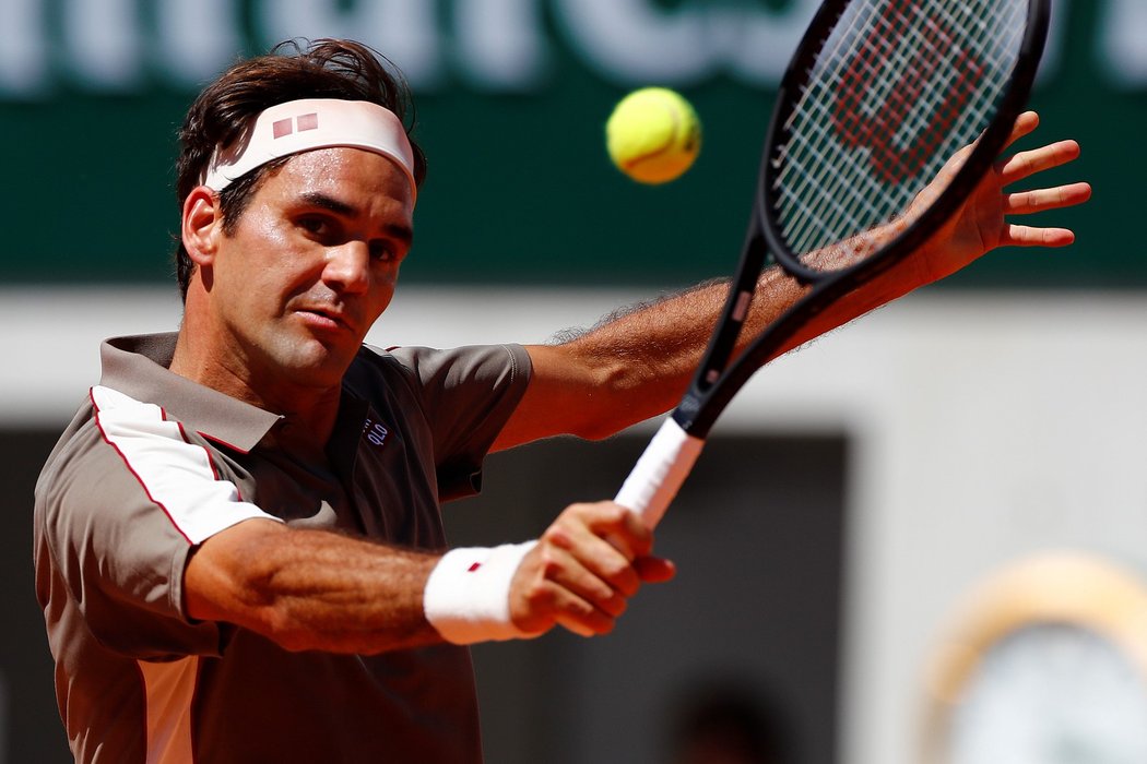 Roger Federer hraje na French Open poprvé od roku 2015, do čtvrtfinále se dostal bez ztráty setu