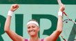 Petra Kvitová se raduje z vítězství a postupu do semifinále French Open