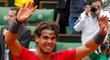 Dojatý Rafael Nadal se raduje celkově ze svého sedmého triumfu na French Open