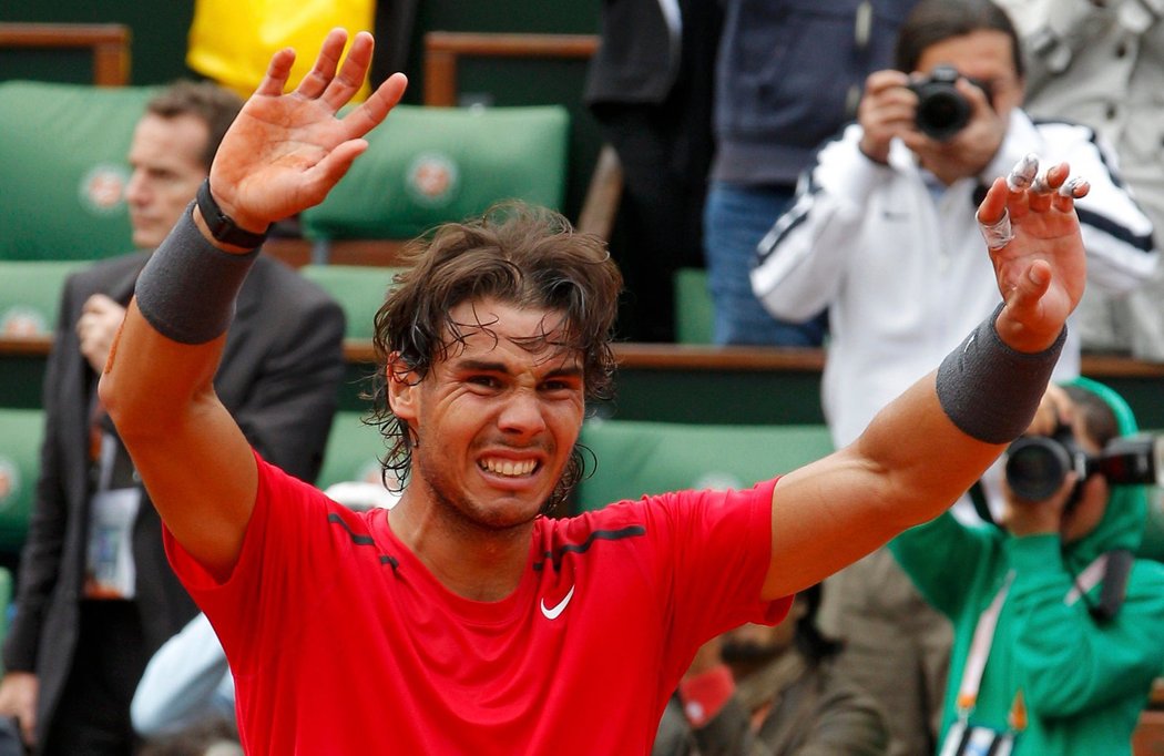 Dojatý Rafael Nadal se raduje celkově ze svého sedmého triumfu na French Open