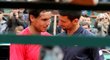 Novak Djokovič (vpravo) gratuluje Rafaelu Nadalovi k jeho sedmému triumfu na Roland Garros