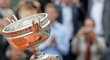 Slastný pocit: Rafael Nadal právě zvedá nad hlavu trofej pro šampiona grandslamového Roland Garros - už posedmé v kariéře