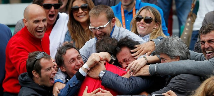 Rafael Nadal se vyšplhal na tribunu, aby se mohl podělit o bezprostřední pocity štěstí se svými nejbližšími