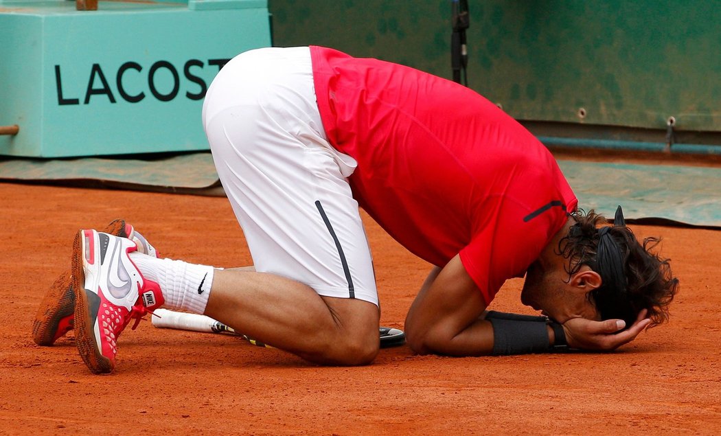 Je to tam. Rafael Nadal porazil Novaka Djokoviče a posedmé triumfoval na French Open. To nikdo před ním nedokázal