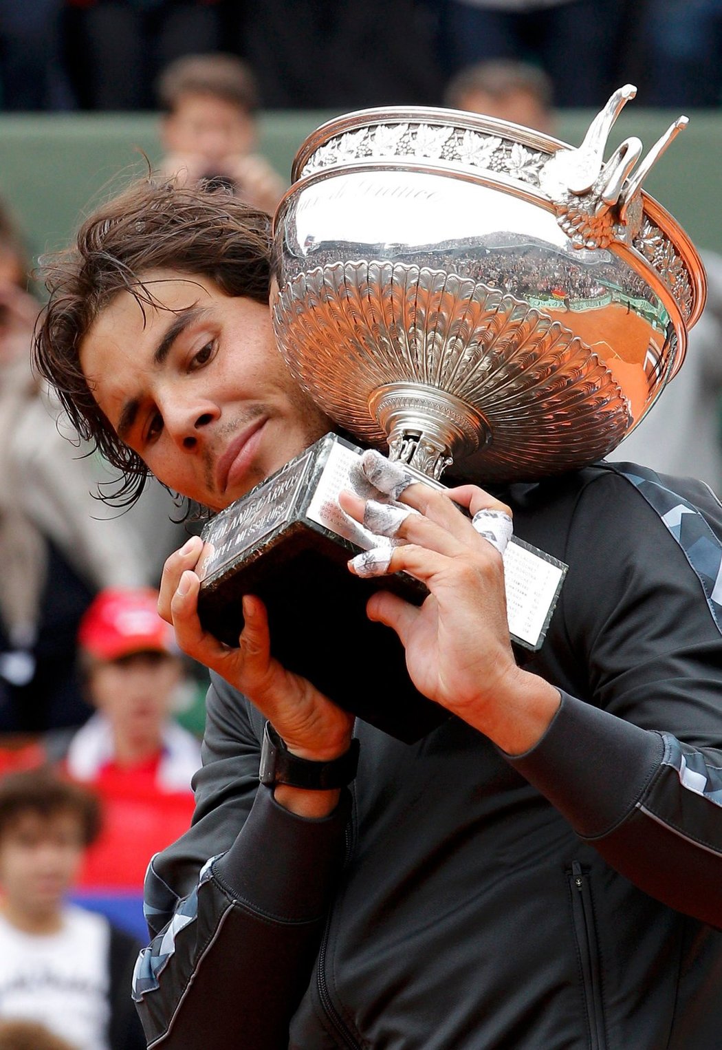 Rafael Nadal s trofejí pro vítěze French Open