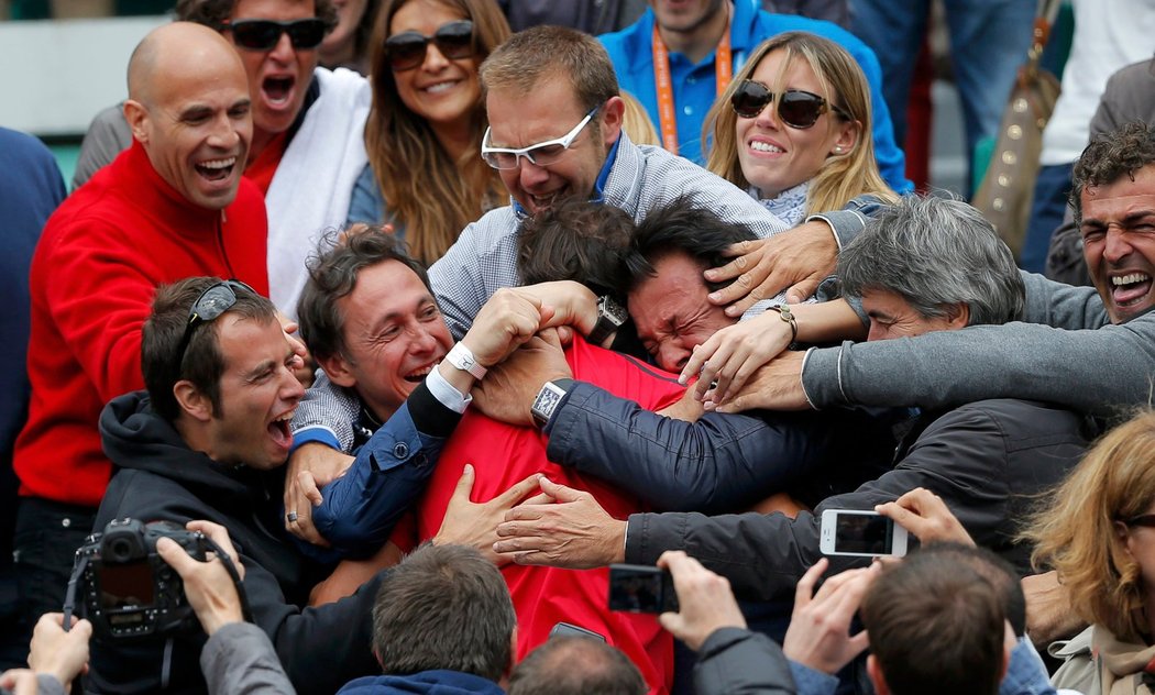 Rafael Nadal se vyšplhal na tribunu, aby se mohl podělit o bezprostřední pocity štěstí se svými nejbližšími