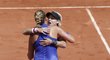 Objetí Kvitové s Mattekovou po vzájemném souboji na French Open