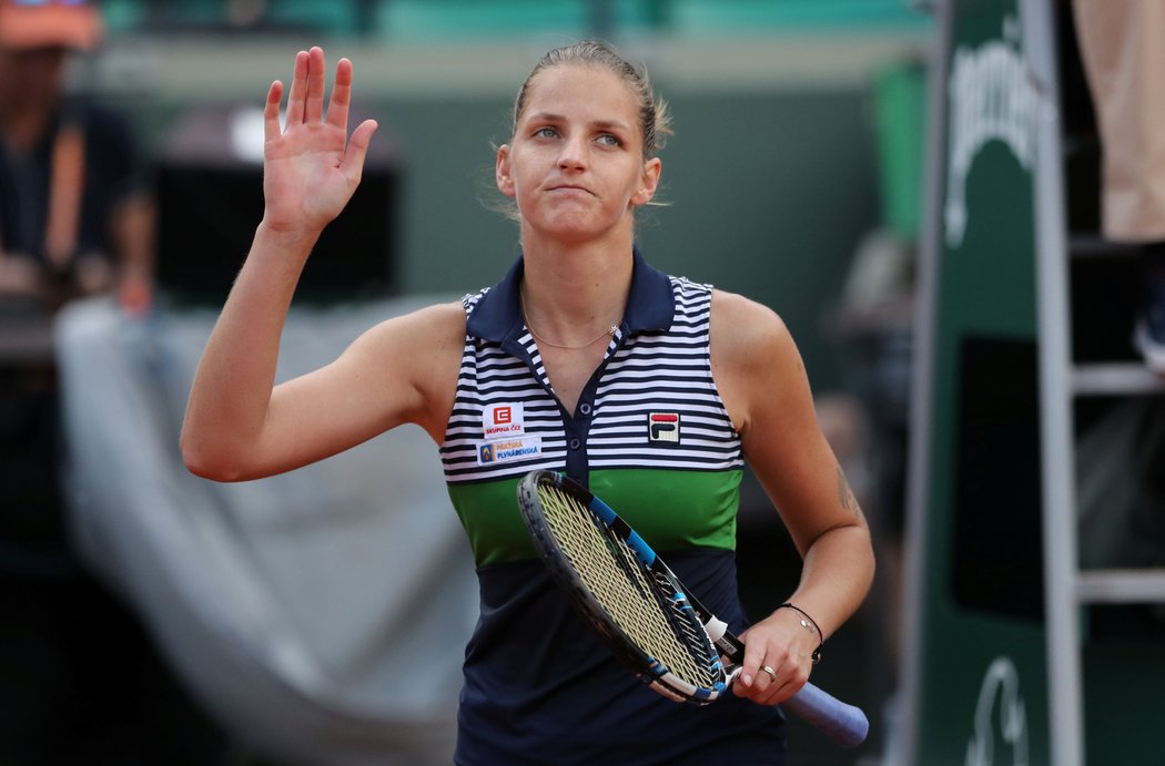 Karolína Plíšková děkuje fanouškům po postupu do čtvrtfinále tenisového French Open