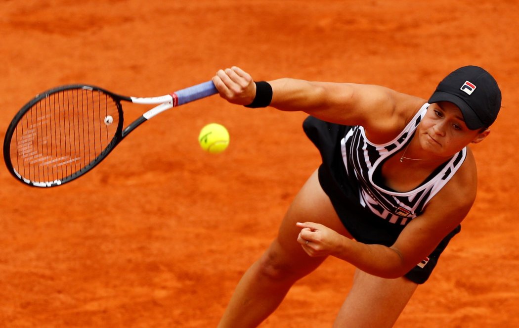 Australanka Asleigh Bartyová během semifinálové bitvy French Open proti Amandě Anisimovové