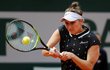 Markéta Vondroušová odpaluje míček v semifinále French Open