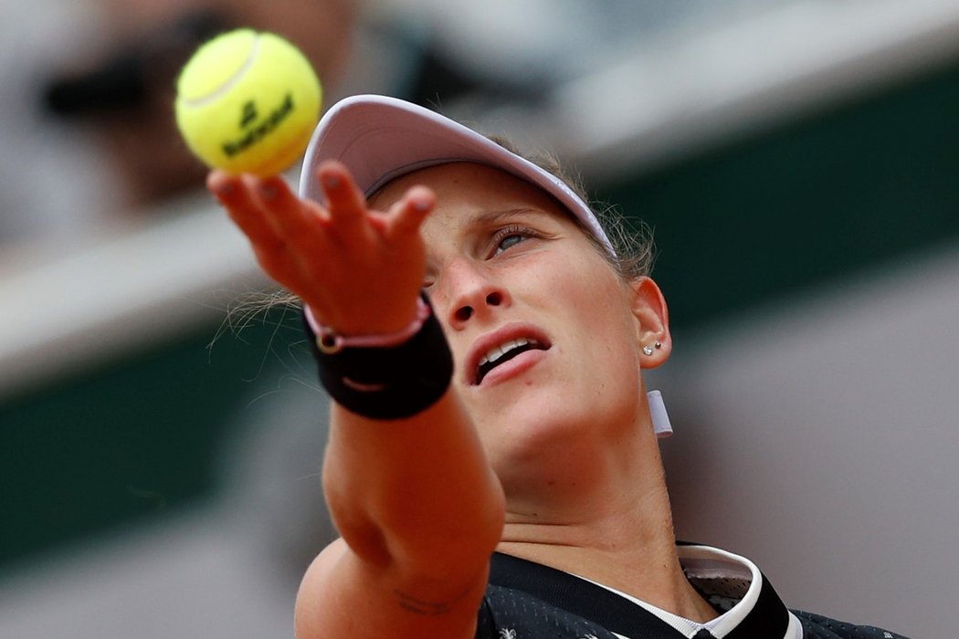 Markéta Vondroušová v souboji o finále French Open proti britské tenistce Johanně Kontaové