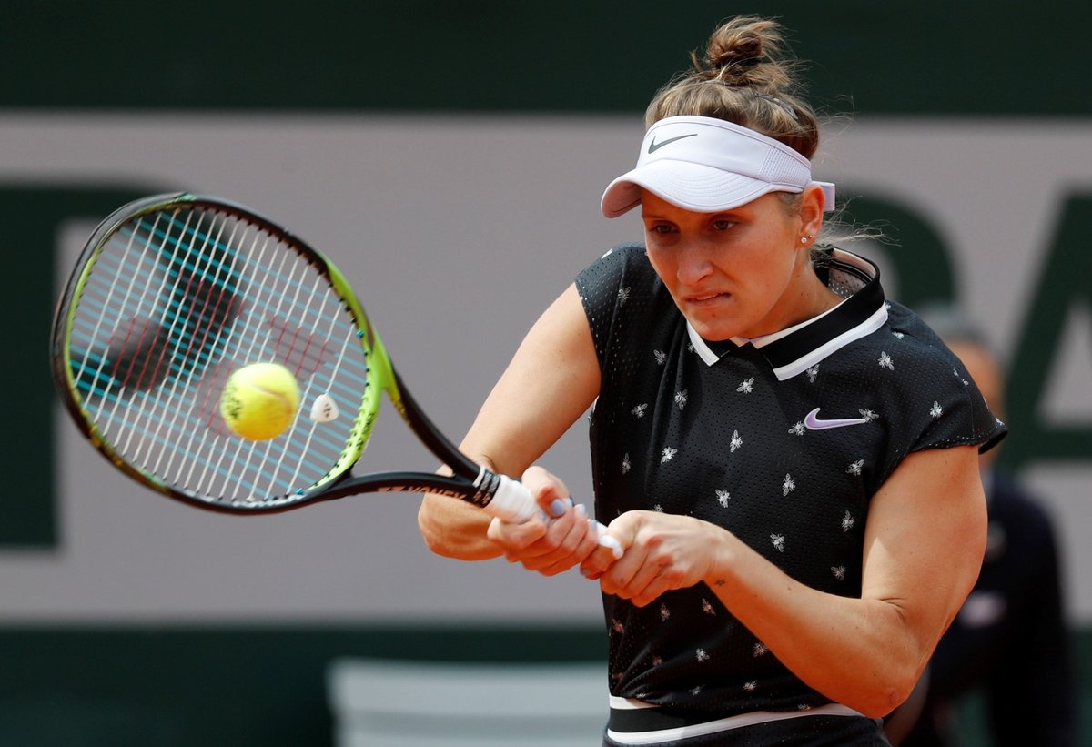 Markéta Vondroušová odpaluje míček v semifinále French Open