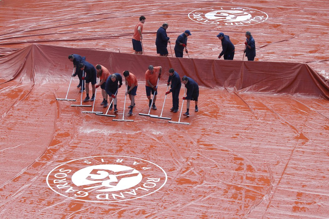 Semifinále Roland Garros mezi Thiemem a Djokovičem přerušil i v sobotu náhlý déšť
