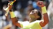 Rafael Nadal se raduje ze semifinálového triumfu nad Rogerem Federerem na Roland Garros