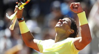 Král Paříže Nadal opět přehrál Federera, soka pro finále pozná až v sobotu